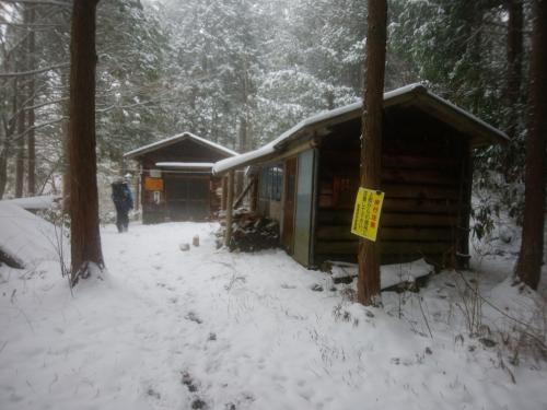 下ったところにあった小屋。ここは入れませんが休憩しました