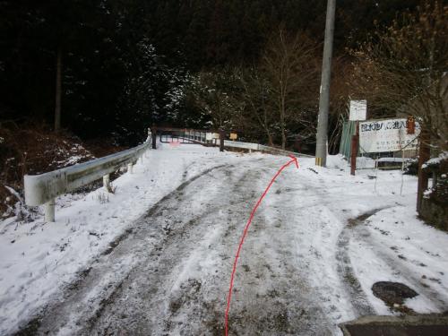 このゲートの手前を右へ