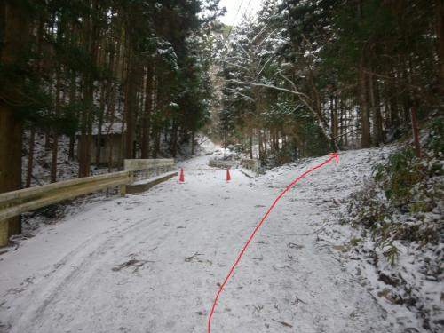 ここで右に入っていき谷へ入る