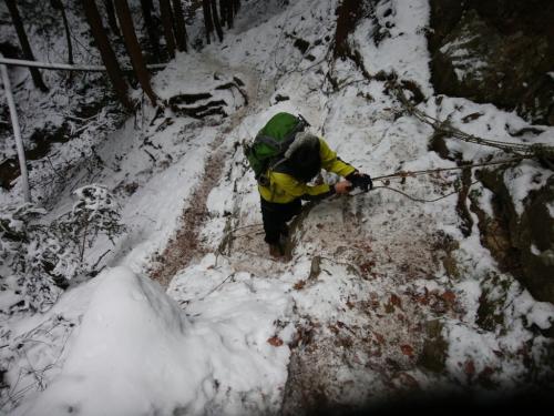 ツツジオ谷は岩場を登るところが結構ある
