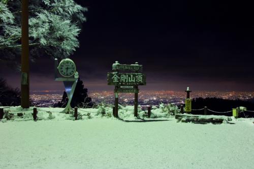 看板、霧氷のライトアップと後ろに広がる夜景。これが撮影したかったんよね～