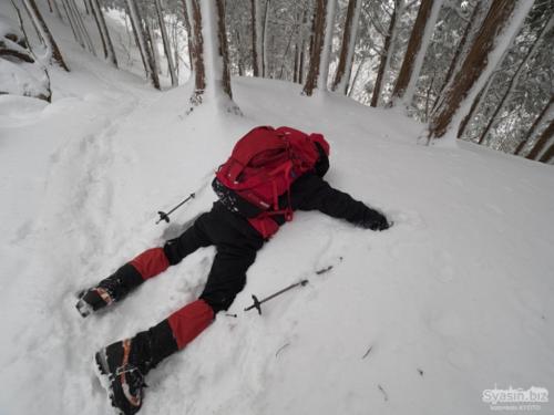 途中でダイブできそうなところがあったので田村君にお願いして撮影してもらいましたが、雪が浅かった～