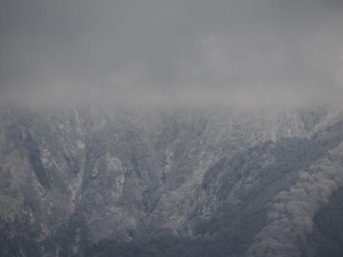 大峰の谷はやっぱ深いねえ