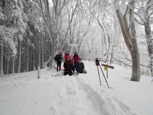 観音峰山の頂上で記念撮影。田村君に撮影してもらいました