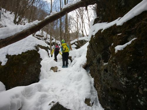 岩場を登っていく