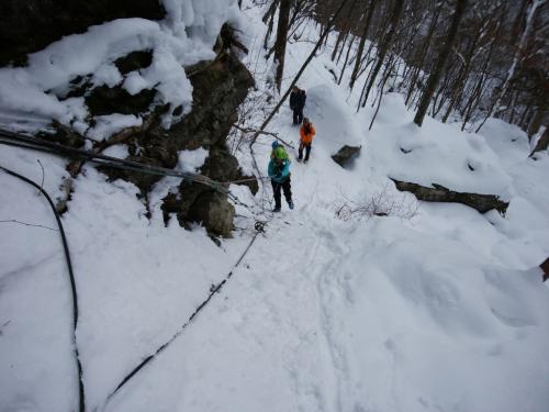 岩場を登っていくが、岩なのでアイゼンがあまり効かない