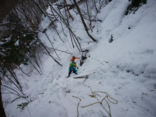 ここも難所でロープに手をかけても滑る