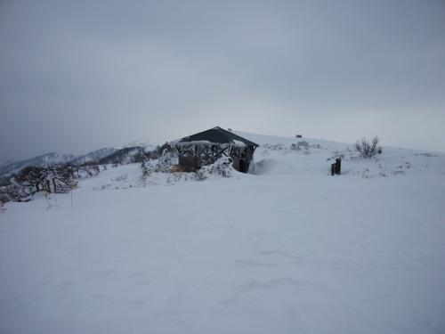 この東屋もいつも真っ白な中なんだけど、今日はよく見える