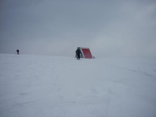 三の丸避難小屋に到着しました。風がビュービュー吹いていた