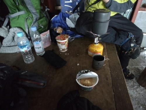 小屋の中で飯にする。いつものようにどん兵衛ミニとおにぎりをいただく