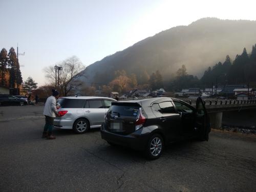 坊村の駐車場に車を停めてスタート