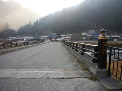 曙橋を渡ります