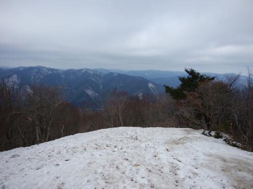 ここはビューポイントですな。ちょい霞んでるけど山々が見えた