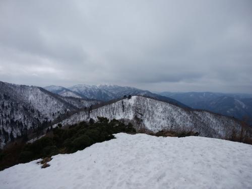 御殿山を振り返り、まだまだ雪たっぷりな蓬莱山を望む