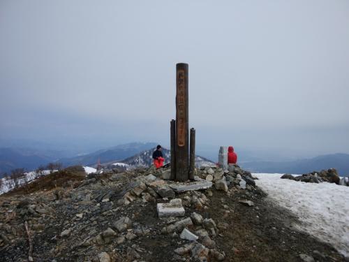 数年ぶりの武奈ヶ岳に到着。吹き曝しになってるのもあり風がすごかった