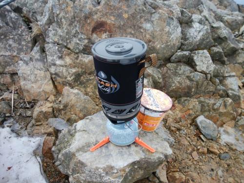 先日購入したジェットボイル。風がビュービュー吹いていてなかなかお湯が沸かなかったけど、それでもなんとかお湯が沸いた。さすがはジェットボイル！