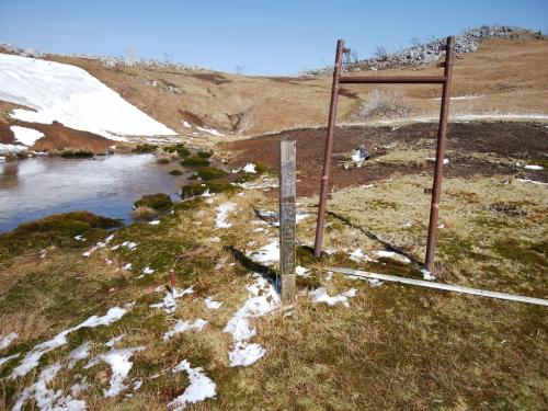 八合目のお池。ここは前回の積雪時にも立ち寄ったけど、池はまだ凍っていた