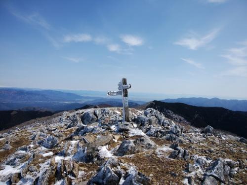 九合目に到着。ここでもう山頂に行く考えたけど、とりあえず避難小屋のほうに行って腹ごしらえってことに・・・