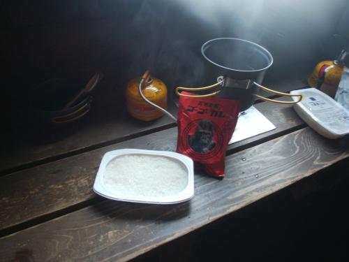 ゴーゴーカレーの辛口をご飯にかけて食べるんだけど、この辛口が普通に人だと、激辛らしい。田村君が一口でノックアウトだったｗ