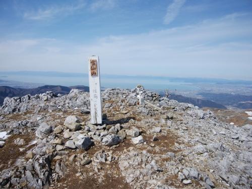 霊仙山の頂上に到着。3度目の登頂。登頂はどうでもいいんだけど、この天気と景色が最高