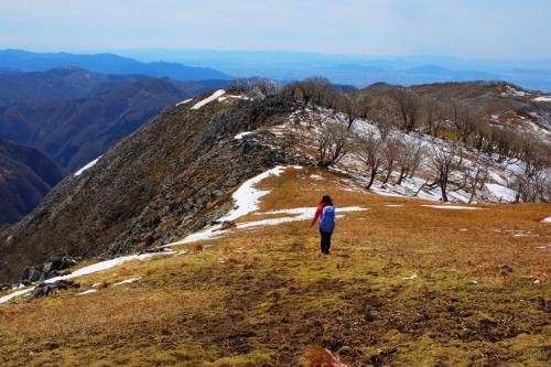 さてさて、霊仙山の稜線歩きを満喫していく