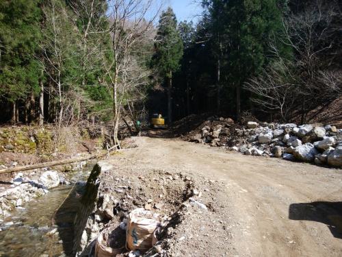 途中で工事をしていたので通行できず沢を渡って迂回する。この後、何度か沢を渡ったりしていく