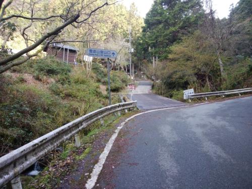 ここを案内表示にしたがって橋を渡る