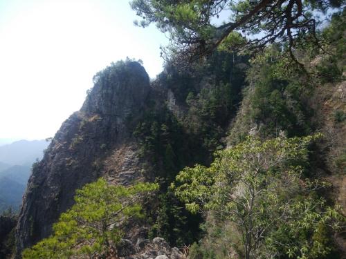 迫力ある岩肌の山