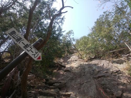 地蔵岳からさっきのルートへの戻りは上級者コースで登ってみるが、やはり滑りやすかった