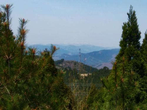肉眼ではまだ雪がかぶった氷ノ山が見えたけど、このカメラで写すのは難しかった。今年は雪が多かったのか氷ノ山はまだ雪あるのね