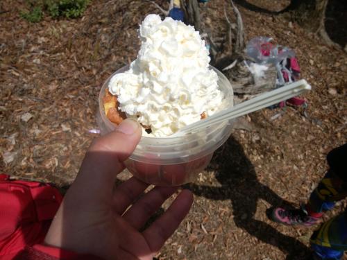 942ｍ峰分岐で、よっこさんが作って持ってきてくださったパンケーキをいただきました。クリームを大量にかけてもらって食べたけど、これが格別に美味しかった。よっこさん、ありがとうございました。