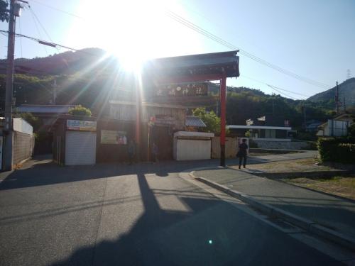 この鳥居をくぐって右へ