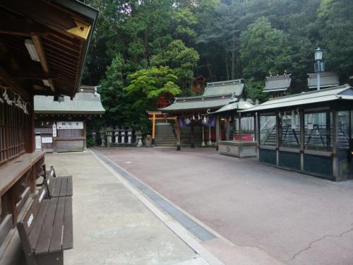 奥の赤い鳥居のところを登っていく