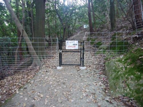 イノシシ除けの柵を開けて入っていく