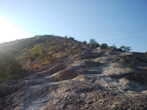 この岩を登っていくのだが、ここが結構な岩場になっている