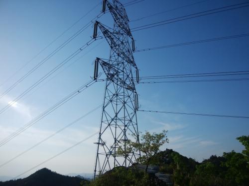 鉄塔を越えていく