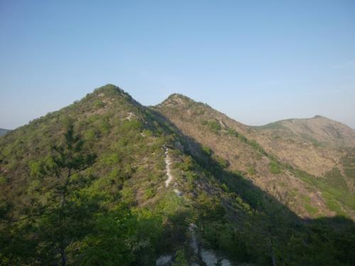 一旦下ってピークへ登り、さらに下ってもう一つのピークへと進んでいく