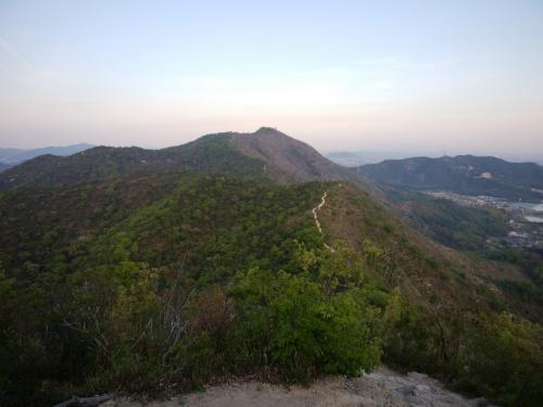 高御位山まで続く縦走路が見えるが、歩いていて本当に気持ちが良かった