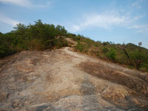 また岩場を登っていく