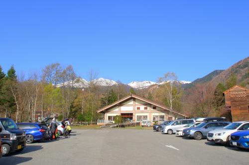 快晴。乗鞍観光センターに車を停めてバスを待つ。この天候と乗鞍の山肌を見てテンション上昇