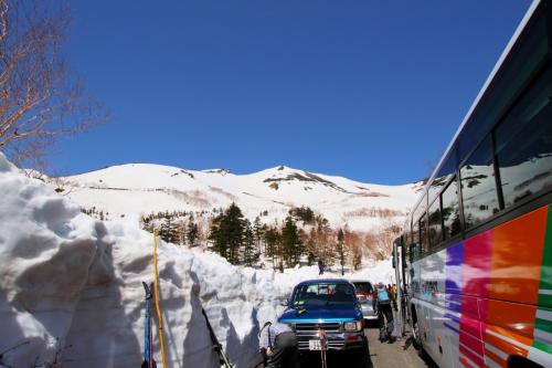 到着。青空と真っ白な雪山。うわ～すごい！っとテンションがさらに上昇