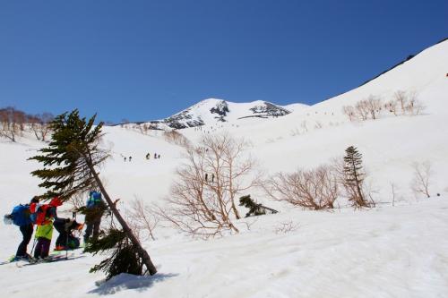 ぞろぞろと人が剣ヶ峰を目指して登っていく