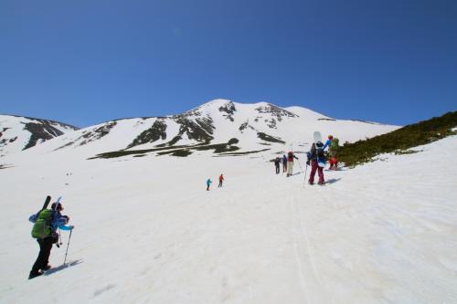 雲一つない青空と乗鞍の白い山肌。そしてこれをあとで滑っていくのかと思うともうテンションがマックスになる