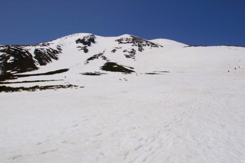 美しい白と岩肌のコントラスト