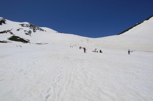 それにしても人が多いなぁ～ゾロゾロと稜線を目指して登っていく