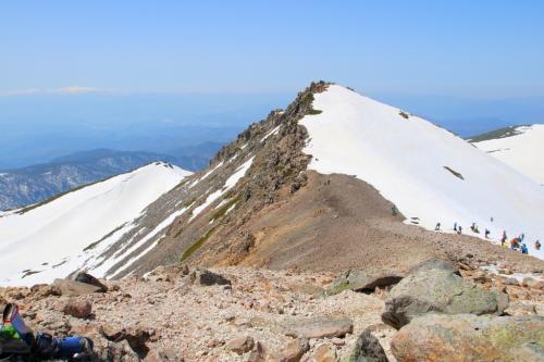 反対側は雪がないのか。それにしてもこの山肌。やっぱ3000m級の山はレベルそのものが違う