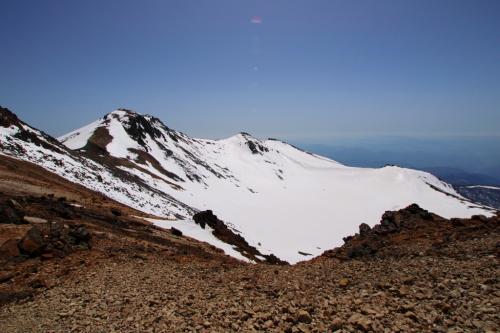 カルデラ湖。雪に覆われているが迫力あり
