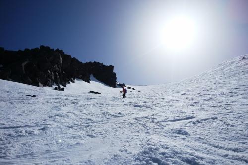 ここ、こまっちゃんが絵になっていた。太陽がちょっと邪魔だけど、3000m級の山の岩肌と雪は迫力満載。この後、さらなるトラブルが発生するけど、なんとか下っていけた