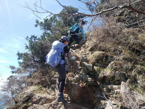 慎重に岩場を降りていくが、二人とも楽しそう