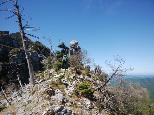 必死に岩を撮影する田村君